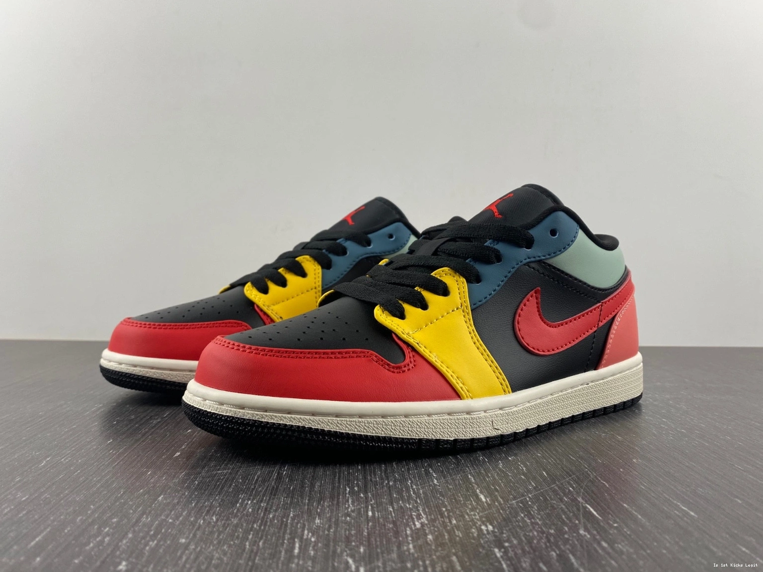 DN3739-060 Multi-Color Low (W) Black Jordan SE - Air 1 0109